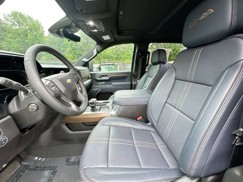 Used 2025 Chevrolet Silverado 1500 High Country w/ High Country Premium Package AWD/4WD image 13