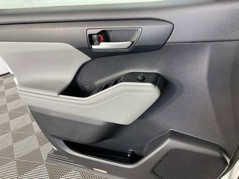 Used 2023 Toyota Highlander XLE image 26