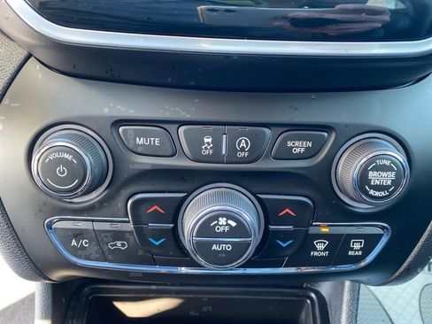 Used 2019 Jeep Cherokee Limited image 12