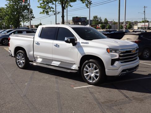 Used 2024 Chevrolet Silverado 1500 High Country w/ High Country Premium Package AWD/4WD image 2