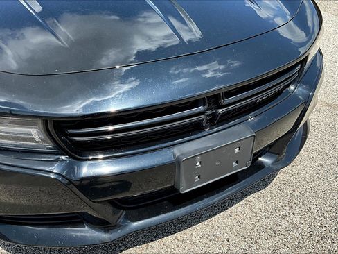 Used 2019 Dodge Charger SXT image 3