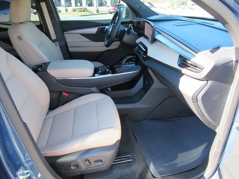 Used 2025 Buick Enclave Preferred w/ Power Package image 9