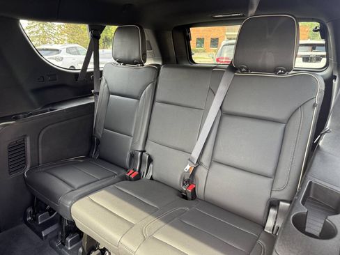 Used 2023 GMC Yukon XL SLT AWD/4WD image 10