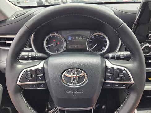 Used 2024 Toyota Highlander XLE AWD/4WD image 27