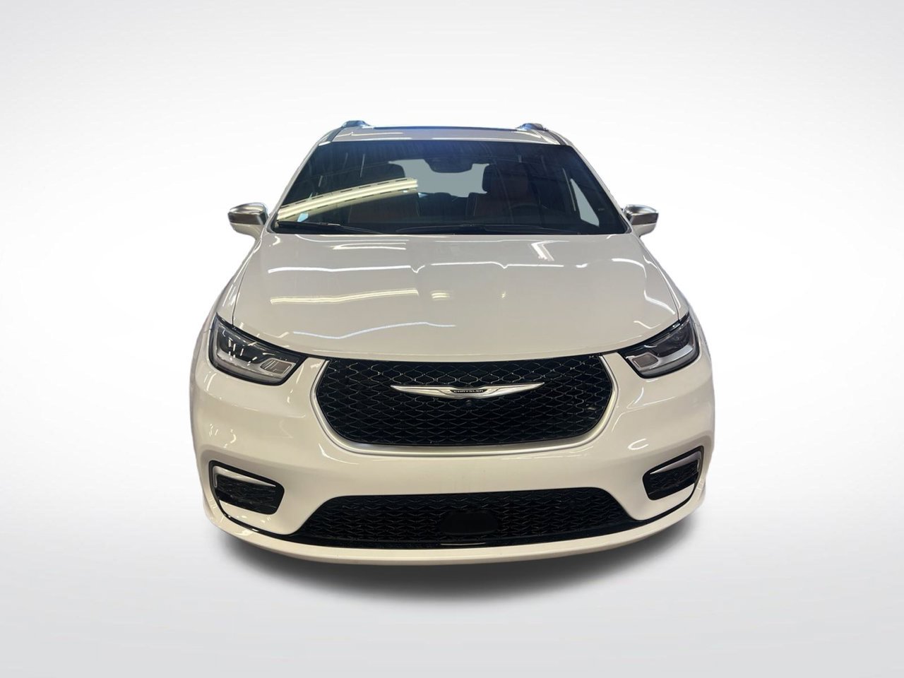 Used 2024 Chrysler Pacifica Pinnacle w/ Trailer Tow Group FWD image 8