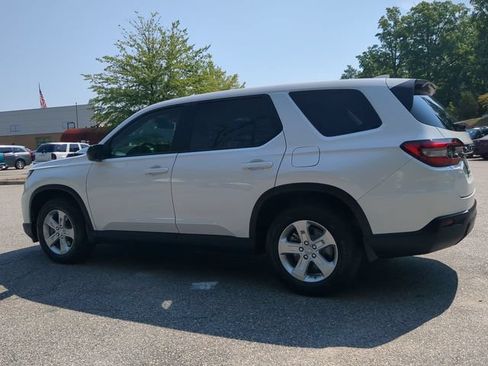 Used 2023 Honda Pilot LX image 6