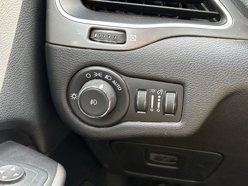 Used 2019 Jeep Cherokee Latitude Plus AWD/4WD image 7