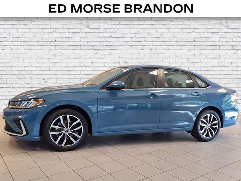 Used 2025 Volkswagen Jetta SE image 2