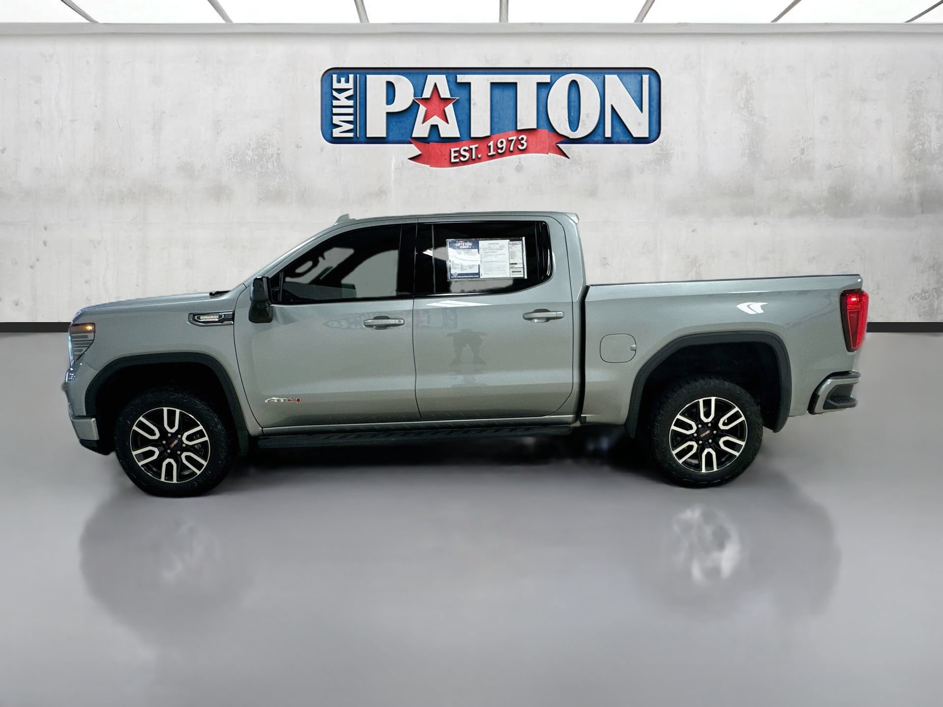 Used 2023 GMC Sierra 1500 AT4 w/ Technology Package AWD/4WD image 4