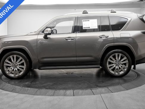 Used 2022 Lexus LX 600 4WD w/ Accessory Package (Z1) image 4