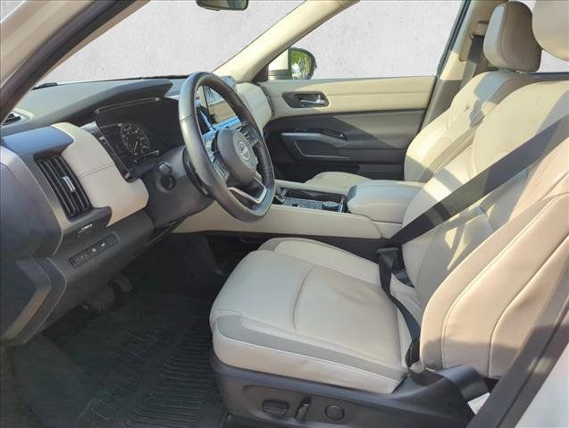 Used 2023 Nissan Pathfinder SL AWD/4WD image 11
