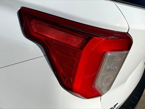 Used 2020 Ford Explorer XLT image 23