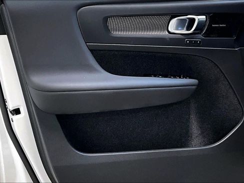 Certified 2022 Volvo XC40 T4 R-Design w/ Advanced Package image 20