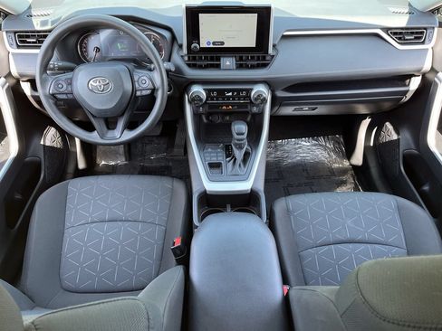 Used 2025 Toyota RAV4 XLE AWD/4WD image 9