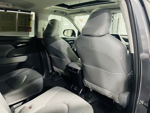 Used 2023 Toyota Highlander XLE image 31