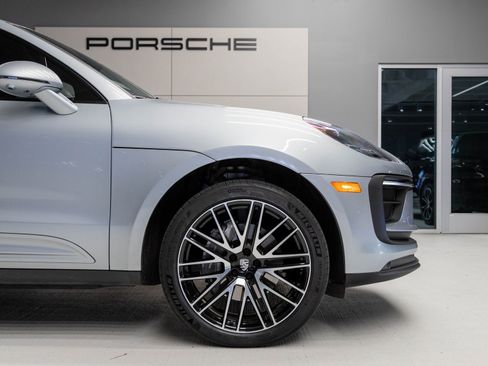 Certified 2025 Porsche Macan image 11