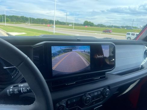 Used 2025 Jeep Wrangler Sahara image 25