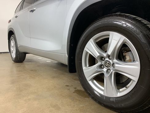 Used 2024 Toyota Highlander LE image 6