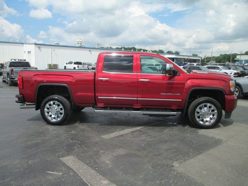 Used 2019 GMC Sierra 2500 Denali w/ Duramax Plus Package AWD/4WD image 2