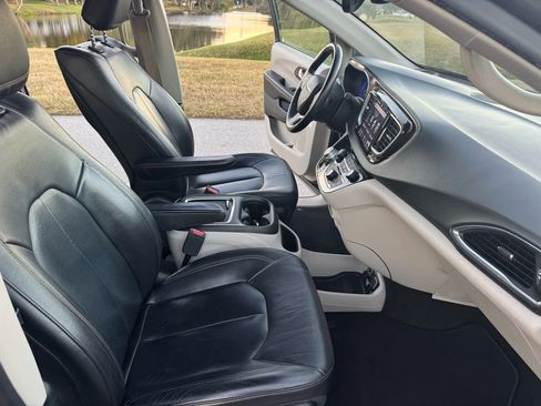 Used 2018 Chrysler Pacifica Touring-L Plus w/ Advanced Safetytec Group image 11