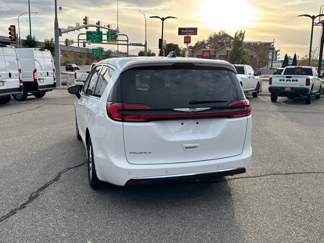 Used 2025 Chrysler Pacifica Select FWD image 5