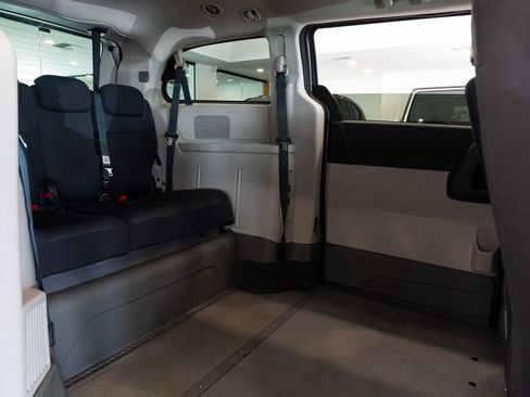 Used 2010 Dodge Grand Caravan SXT FWD image 22