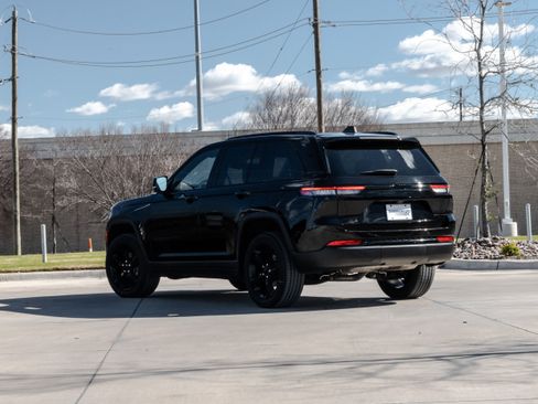 Used 2022 Jeep Grand Cherokee Altitude image 3