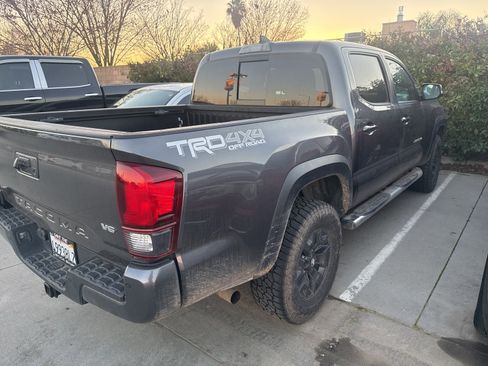 Used 2018 Toyota Tacoma SR image 4