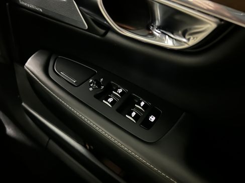 Used 2018 Volvo S90 T6 Inscription w/ Convenience Package image 28