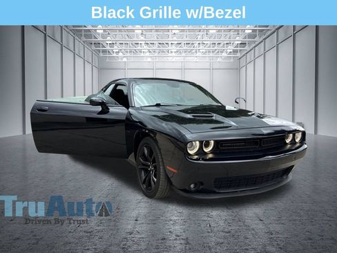 Used 2018 Dodge Challenger R/T w/ Driver Convenience Group RWD image 10