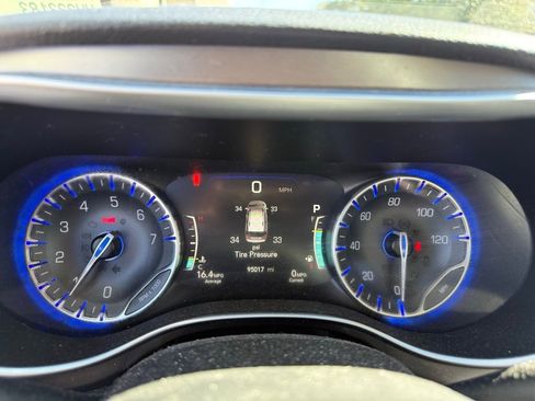 Used 2018 Chrysler Pacifica Limited image 18