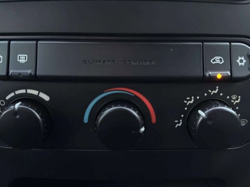 Used 2005 Dodge Grand Caravan SE image 32