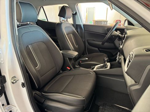 Used 2022 Hyundai Venue Limited image 33