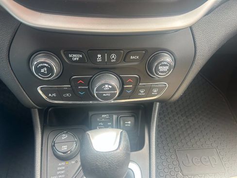 Used 2016 Jeep Cherokee Latitude w/ Comfort/Convenience Group AWD/4WD image 6