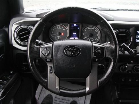 Used 2016 Toyota Tacoma TRD Off-Road w/ Premium & Technology Package AWD/4WD image 25