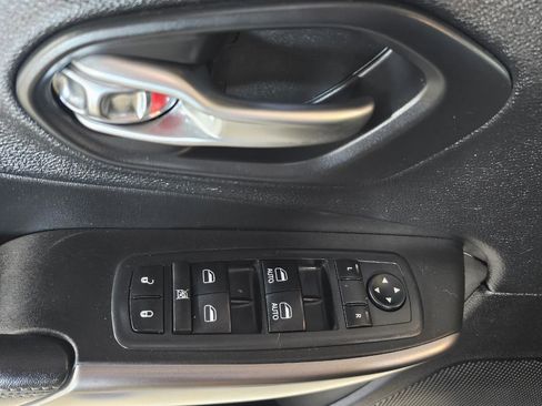 Used 2019 Jeep Cherokee Latitude Plus w/ Comfort/Convenience Group image 24