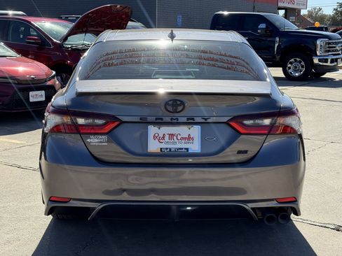 Used 2022 Toyota Camry SE image 6