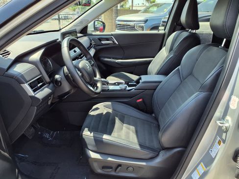 Used 2025 Mitsubishi Outlander AWD image 18