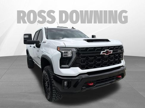 Used 2025 Chevrolet Silverado 2500 ZR2 w/ Technology Package AWD/4WD image 3