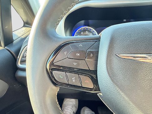 Used 2023 Chrysler Pacifica Touring FWD image 16
