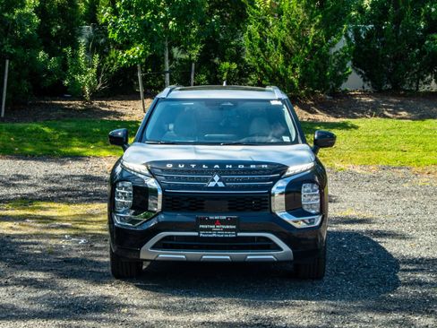 New 2025 Mitsubishi Outlander AWD image 2