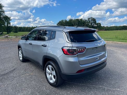 Used 2021 Jeep Compass Latitude FWD image 3