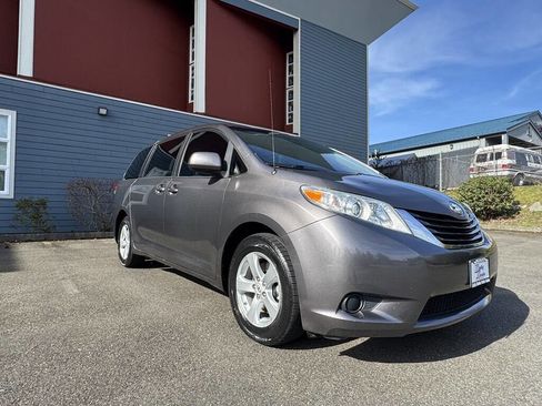 Used 2012 Toyota Sienna LE image 6