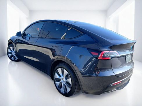 Used 2024 Tesla Model Y Long Range RWD image 4