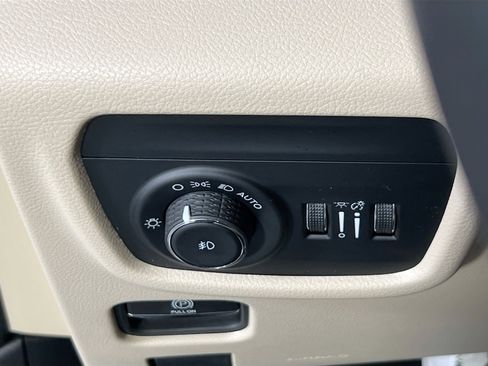 Used 2023 Jeep Grand Cherokee Limited image 10