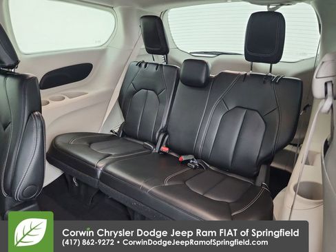 Certified 2024 Chrysler Pacifica Touring-L image 31