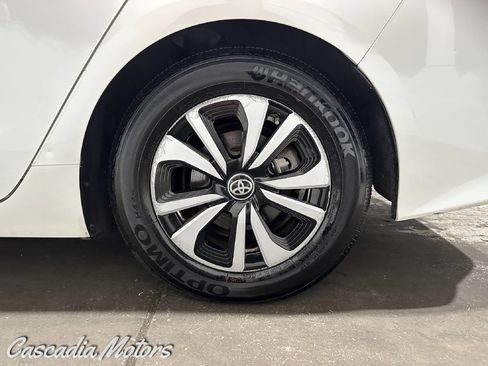 Used 2017 Toyota Prius Prime Premium FWD image 30