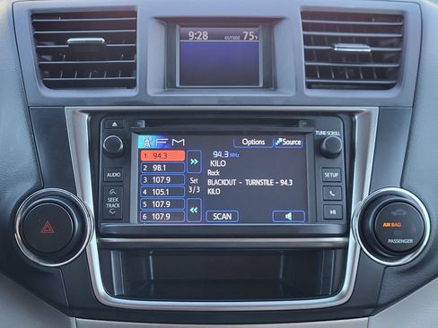 Used 2013 Toyota Highlander Plus AWD/4WD image 20
