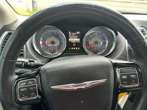 Used 2016 Chrysler Town & Country Limited FWD image 30
