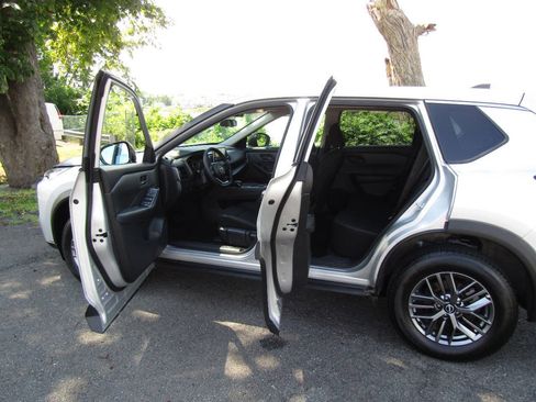 Used 2024 Nissan Rogue S AWD/4WD image 21